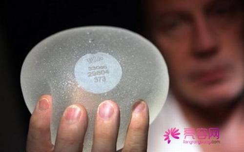 谈谈你们所关注的隆胸项目!假体隆胸术后如何护理?!假体隆胸后可以做运动吗?!小编为你详解
