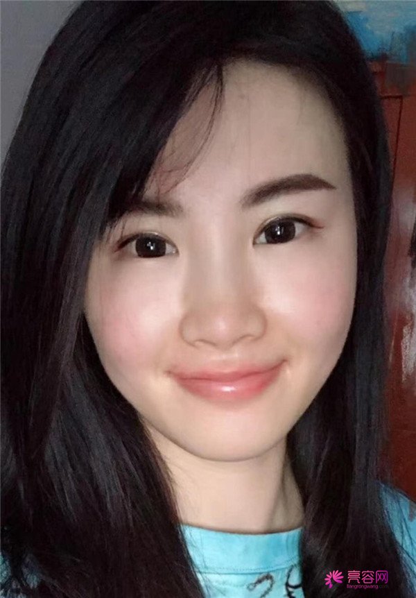 好羡慕那种不是太大宽眼皮的,小扇形的刘亦菲那种双眼皮,不过我现在也有啦~~哈哈