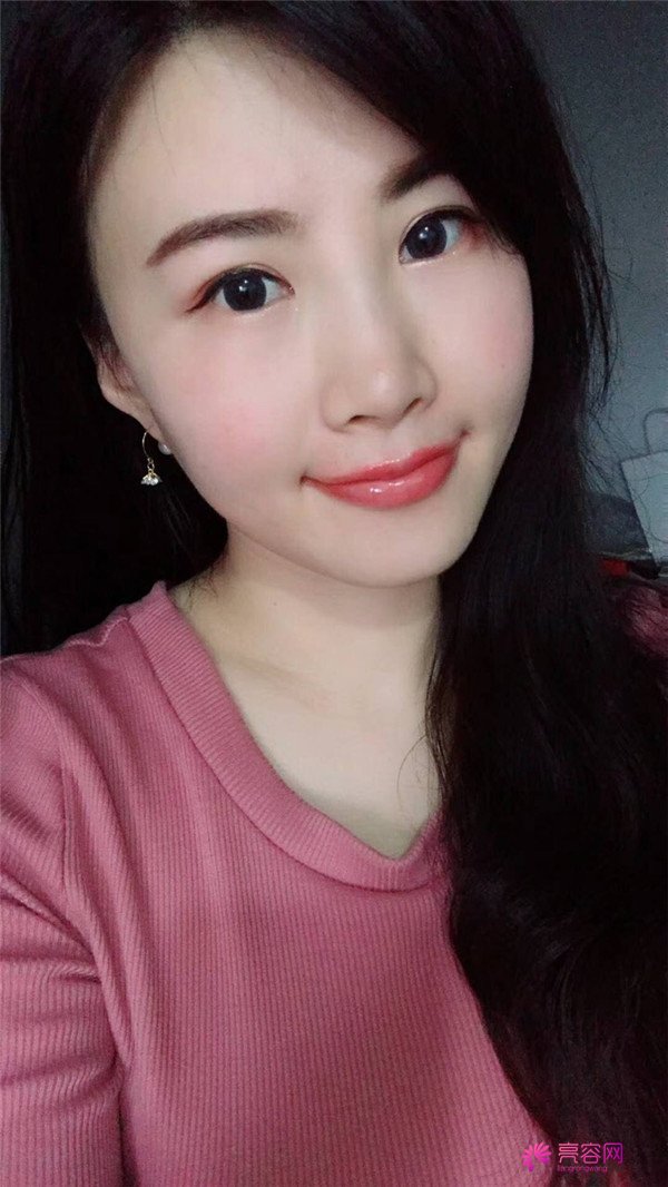 好羡慕那种不是太大宽眼皮的,小扇形的刘亦菲那种双眼皮,不过我现在也有啦~~哈哈
