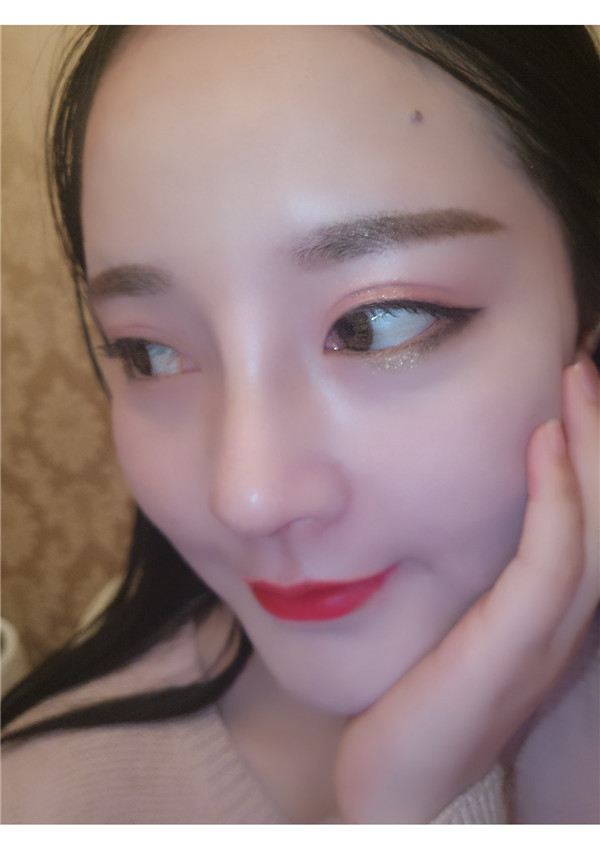 可爱的小仙女们,自从做了鼻部手术后,我觉得我在往网红的道路上越走越远了哈哈哈~~每天都是自拍自拍,进来看看我的美图案例吧!