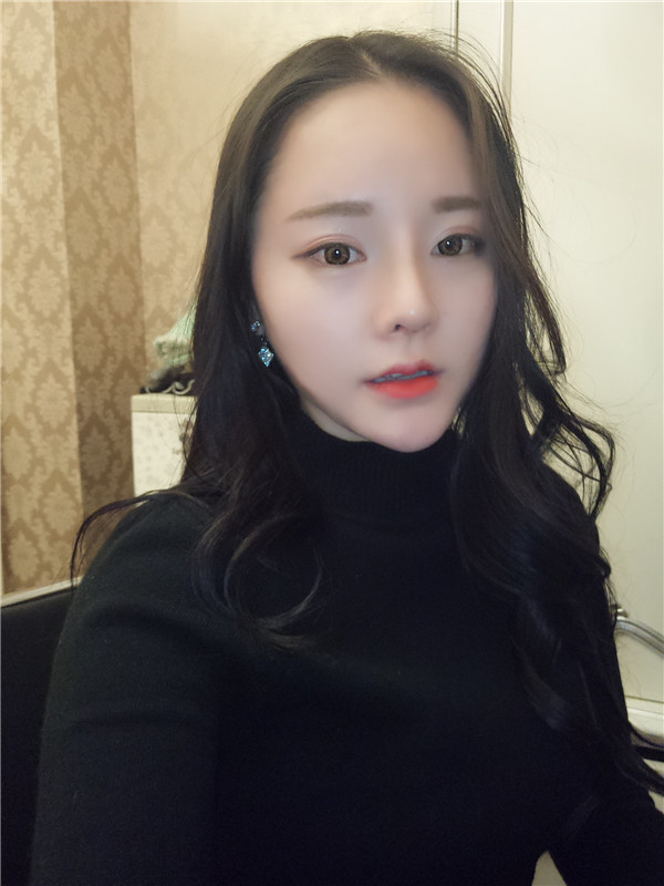 可爱的小仙女们,自从做了鼻部手术后,我觉得我在往网红的道路上越走越远了哈哈哈~~每天都是自拍自拍,进来看看我的美图案例吧!