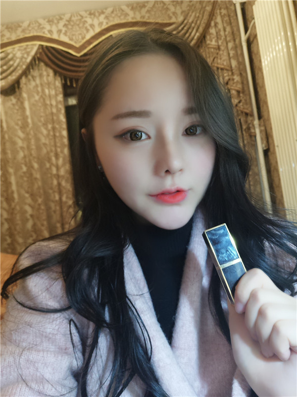 可爱的小仙女们,自从做了鼻部手术后,我觉得我在往网红的道路上越走越远了哈哈哈~~每天都是自拍自拍,进来看看我的美图案例吧!