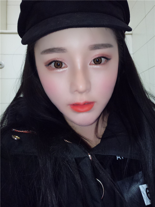 可爱的小仙女们,自从做了鼻部手术后,我觉得我在往网红的道路上越走越远了哈哈哈~~每天都是自拍自拍,进来看看我的美图案例吧!