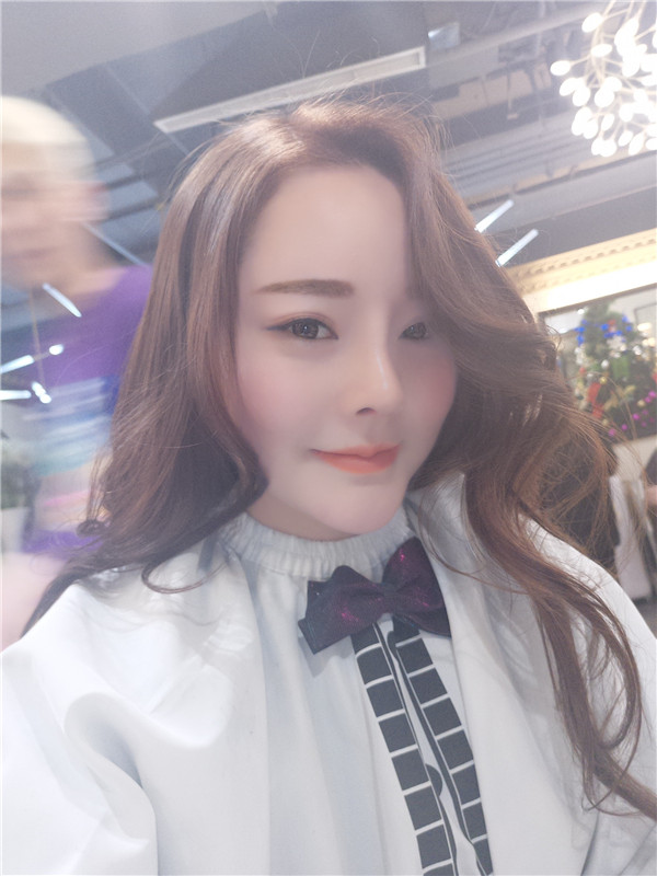 可爱的小仙女们,自从做了鼻部手术后,我觉得我在往网红的道路上越走越远了哈哈哈~~每天都是自拍自拍,进来看看我的美图案例吧!