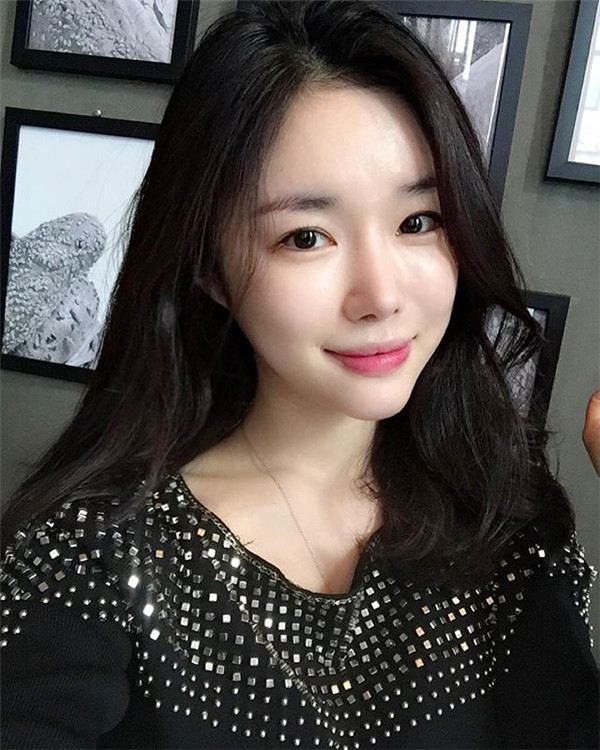 美女们,都进来看看我隆鼻的术前术后对比情况吧,想想马上就有完美的小翘鼻,真的是开心加激动呢!