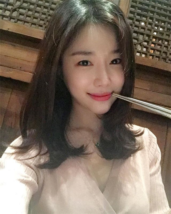 美女们,都进来看看我隆鼻的术前术后对比情况吧,想想马上就有完美的小翘鼻,真的是开心加激动呢!