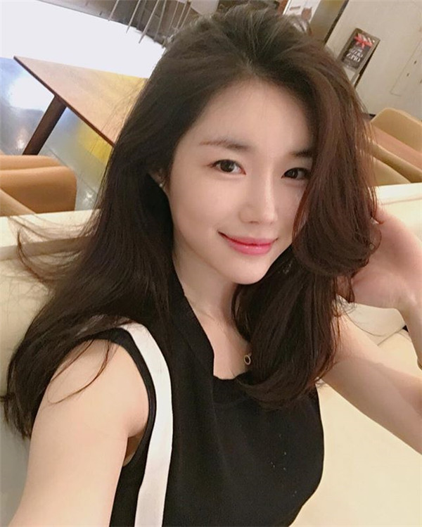 美女们,都进来看看我隆鼻的术前术后对比情况吧,想想马上就有完美的小翘鼻,真的是开心加激动呢!