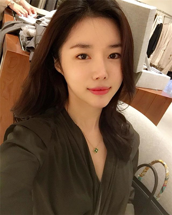 美女们,都进来看看我隆鼻的术前术后对比情况吧,想想马上就有完美的小翘鼻,真的是开心加激动呢!