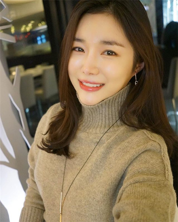 美女们,都进来看看我隆鼻的术前术后对比情况吧,想想马上就有完美的小翘鼻,真的是开心加激动呢!