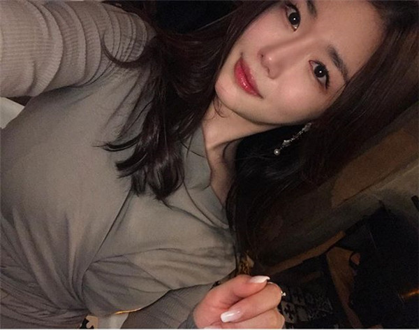 美女们,都进来看看我隆鼻的术前术后对比情况吧,想想马上就有完美的小翘鼻,真的是开心加激动呢!