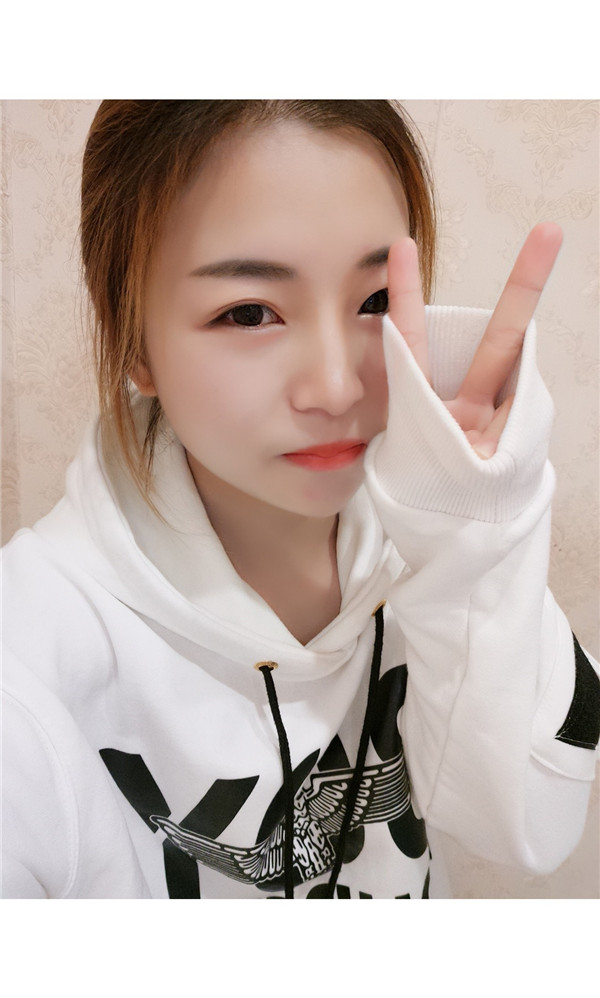 小姐妹们,我去打了水光补水,来看看我的皮肤变得多水嫩丫!!马上就要过年啦,要过一个美美的新年哦~~