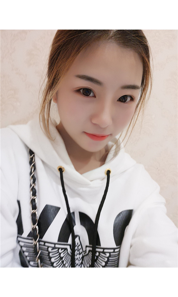 小姐妹们,我去打了水光补水,来看看我的皮肤变得多水嫩丫!!马上就要过年啦,要过一个美美的新年哦~~