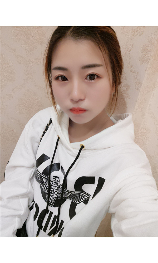 小姐妹们,我去打了水光补水,来看看我的皮肤变得多水嫩丫!!马上就要过年啦,要过一个美美的新年哦~~