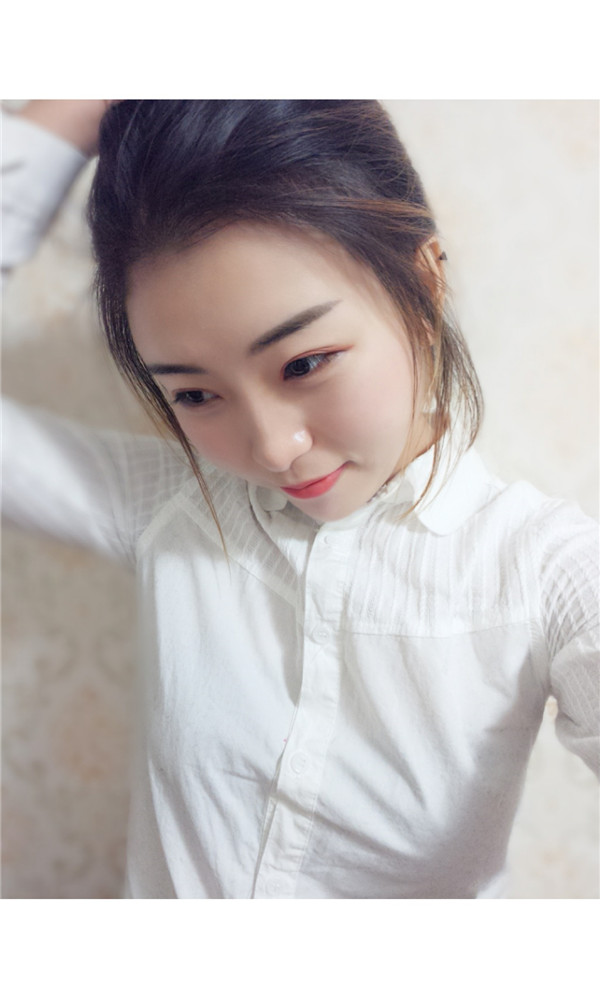 小姐妹们,我去打了水光补水,来看看我的皮肤变得多水嫩丫!!马上就要过年啦,要过一个美美的新年哦~~