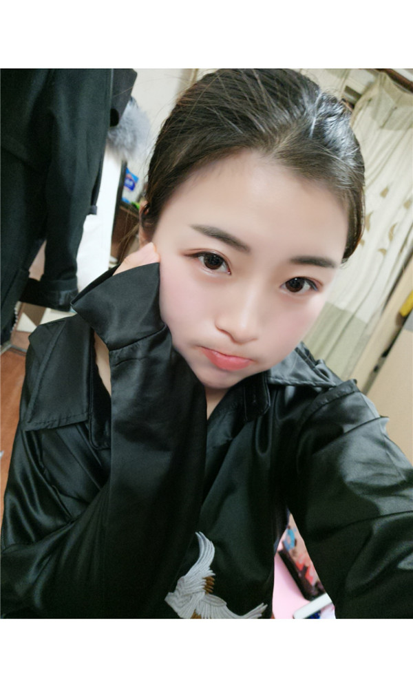 小姐妹们,我去打了水光补水,来看看我的皮肤变得多水嫩丫!!马上就要过年啦,要过一个美美的新年哦~~