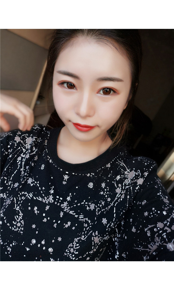 小姐妹们,我去打了水光补水,来看看我的皮肤变得多水嫩丫!!马上就要过年啦,要过一个美美的新年哦~~