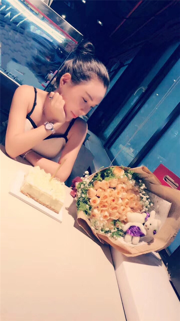 【鼻部手术】小仙女们,做完手术第一天就迫不及待想把自己这次的经历分享给大家了~~~我先放一些我的照片让宝宝们看看我的恢复情况