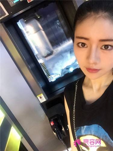 自从做了脂肪自体填充后心情很好,再也不怕和朋友出去聚餐了!!变得美美的,大家可不要羡慕我哦