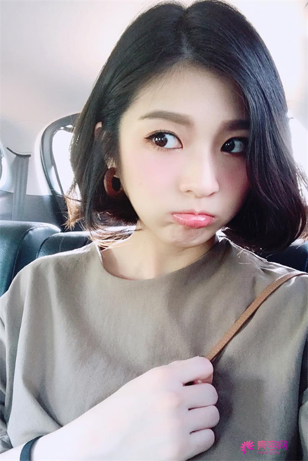 我做的双眼皮你们看的出来吗?姐妹们都说看不出来我的痕迹啊~嘿嘿~进来我给你们分享我较近变美的照片吧!
