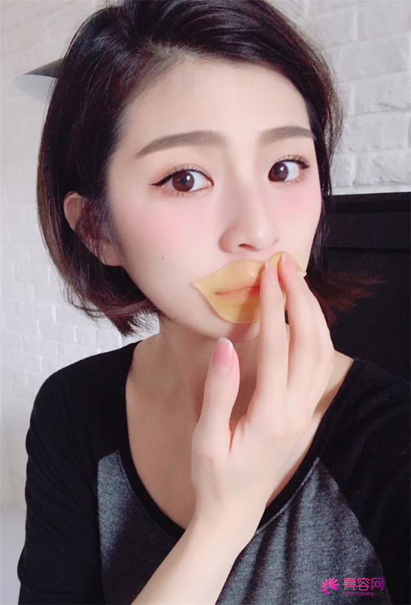 我做的双眼皮你们看的出来吗?姐妹们都说看不出来我的痕迹啊~嘿嘿~进来我给你们分享我较近变美的照片吧!