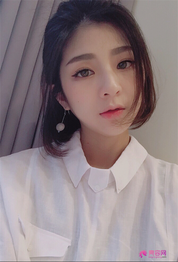 我做的双眼皮你们看的出来吗?姐妹们都说看不出来我的痕迹啊~嘿嘿~进来我给你们分享我较近变美的照片吧!