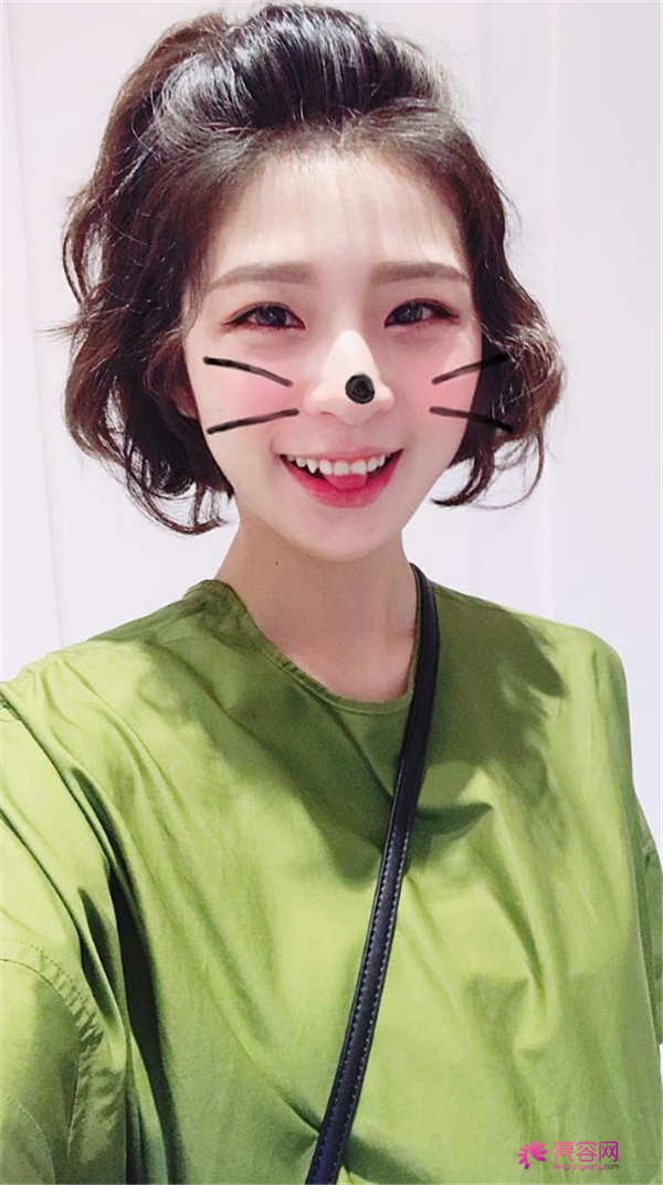 我做的双眼皮你们看的出来吗?姐妹们都说看不出来我的痕迹啊~嘿嘿~进来我给你们分享我较近变美的照片吧!
