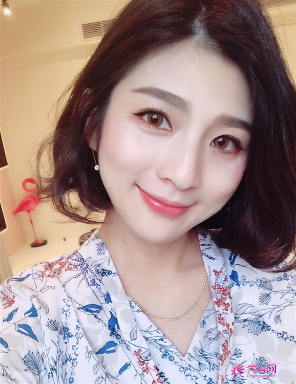 我做的双眼皮你们看的出来吗?姐妹们都说看不出来我的痕迹啊~嘿嘿~进来我给你们分享我较近变美的照片吧!