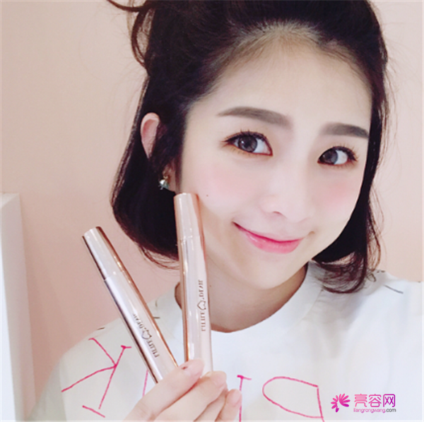 我做的双眼皮你们看的出来吗?姐妹们都说看不出来我的痕迹啊~嘿嘿~进来我给你们分享我较近变美的照片吧!