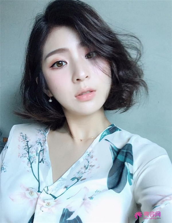 我做的双眼皮你们看的出来吗?姐妹们都说看不出来我的痕迹啊~嘿嘿~进来我给你们分享我较近变美的照片吧!