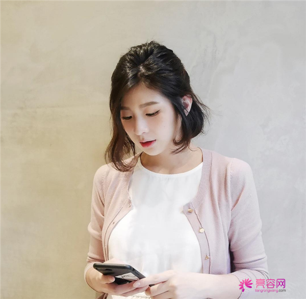 我做的双眼皮你们看的出来吗?姐妹们都说看不出来我的痕迹啊~嘿嘿~进来我给你们分享我较近变美的照片吧!