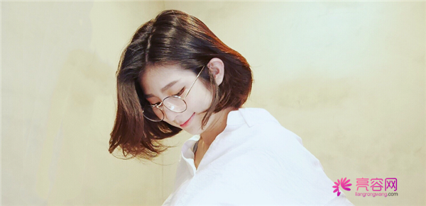 我做的双眼皮你们看的出来吗?姐妹们都说看不出来我的痕迹啊~嘿嘿~进来我给你们分享我较近变美的照片吧!