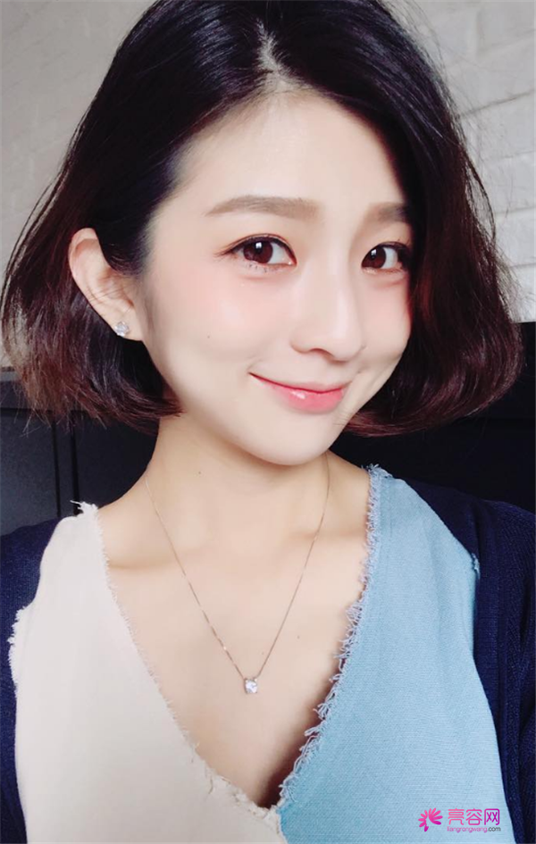 我做的双眼皮你们看的出来吗?姐妹们都说看不出来我的痕迹啊~嘿嘿~进来我给你们分享我较近变美的照片吧!