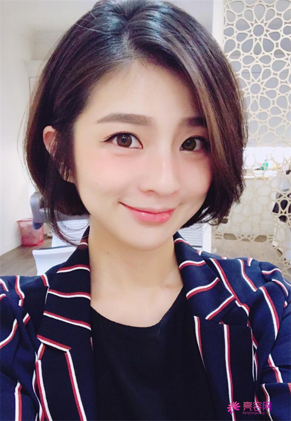 我做的双眼皮你们看的出来吗?姐妹们都说看不出来我的痕迹啊~嘿嘿~进来我给你们分享我较近变美的照片吧!