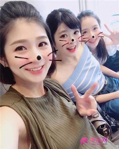 我做的双眼皮你们看的出来吗?姐妹们都说看不出来我的痕迹啊~嘿嘿~进来我给你们分享我较近变美的照片吧!