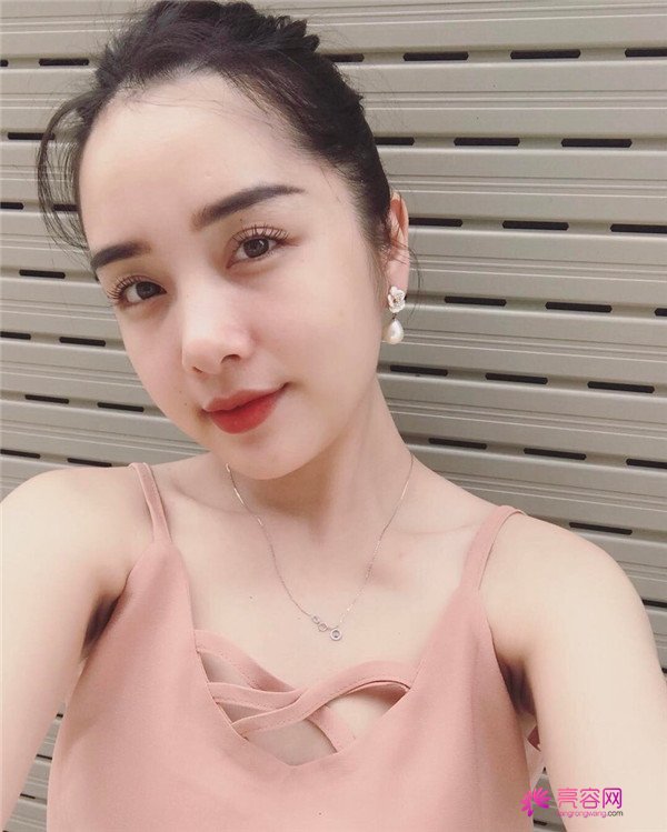 小仙女儿们,我也要过六一啦!!~~快快进来看我的神奇变美经历!脸部轮廓美的不行啊~~拍照再也不用各种找角度了嘻嘻~~,虽然都是成年人了~~不行不行~我也要过六一~~