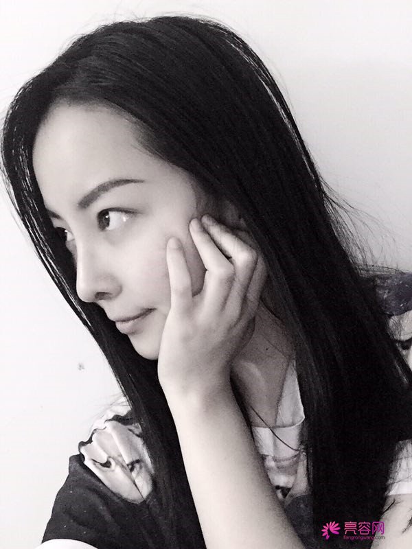 我来和大家分享我的隆鼻日记了,我自己恢复得不错,所以放心大胆的将自己的鼻子交给医院啦~